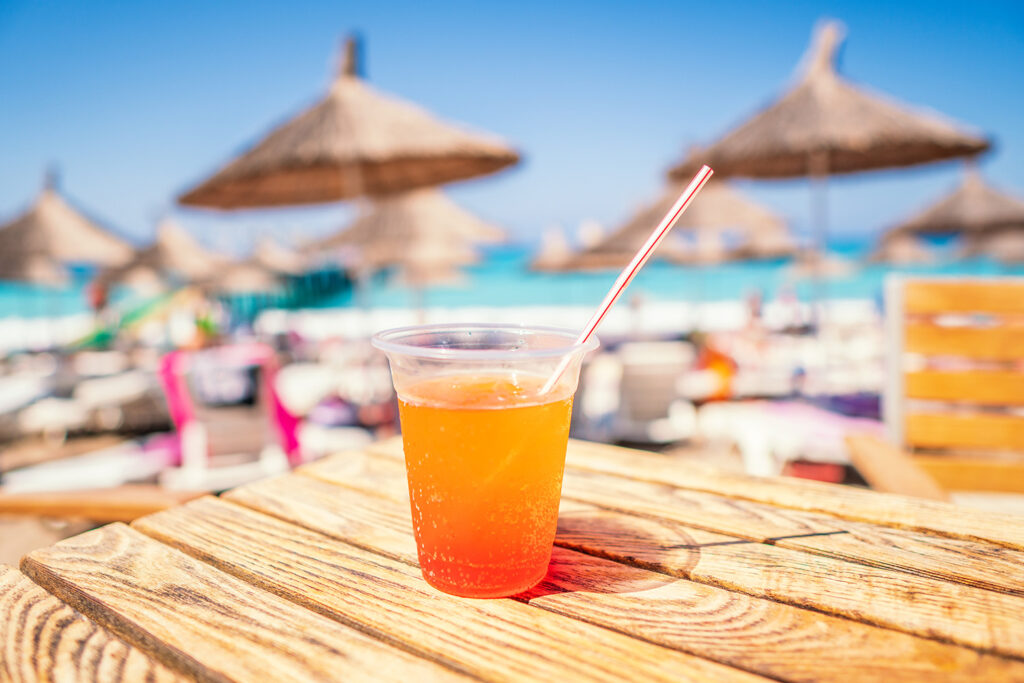 Beach bar στη Βάρκιζα και το Λαγονήσι με ξαπλώστρες, ομπρέλες και καλοκαιρινή ατμόσφαιρα