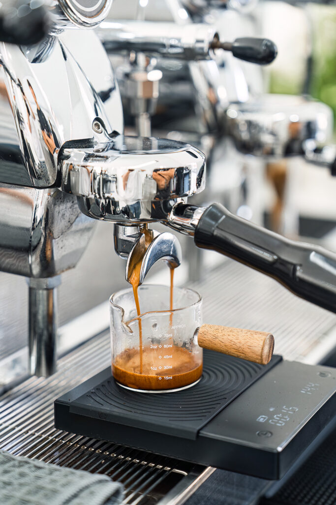 Espresso σε μοντέρνο café στη Βάρη με ζεστή και χαλαρή ατμόσφαιρα